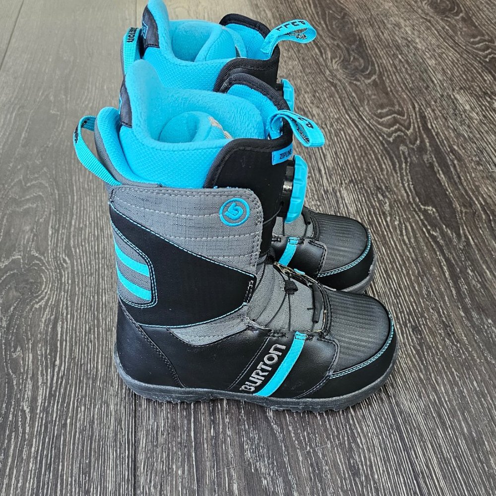 NWOT BURTON BOA Grom Unisex Youth Snowboard Boots Sz 4